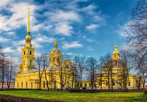 Достопримечательности и музеи в Москве и Санкт-Петербурге