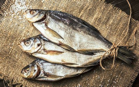 Как снизить соленость вяленой рыбы при помощи пресной воды