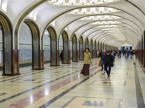 Метро в пасхальную ночь