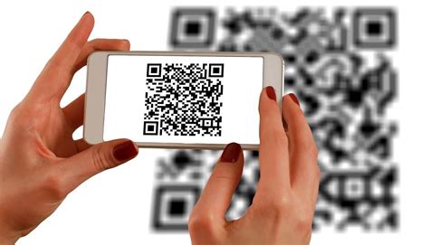 Наведение телефона на QR-код и его распознавание