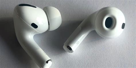 Нажмите и удерживайте кнопку сзади корпуса AirPods