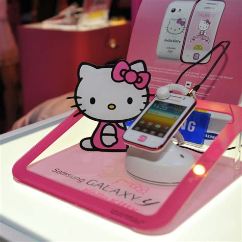 Наслаждение использованием телефона Samsung Hello Kitty