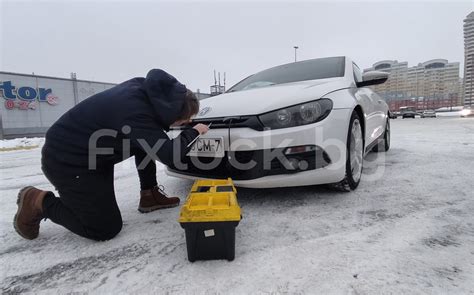 Открытие капота автомобиля