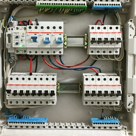 Открытие крышки распределительного щитка