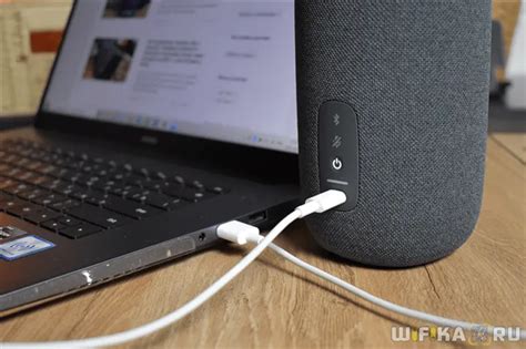 Подключите кабель USB к колонке JBL и компьютеру