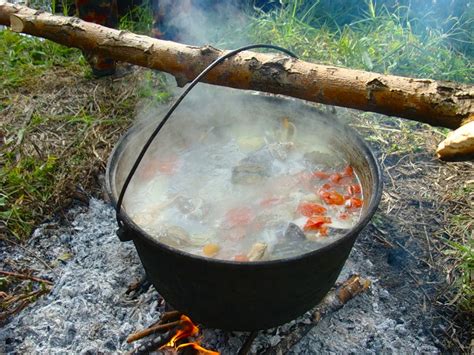 Приготовление ухи с красной рыбой на костре