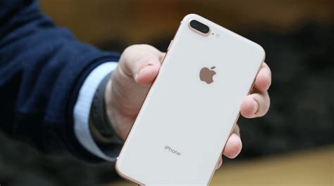 Распакуйте новый iPhone 8 Plus и включите его