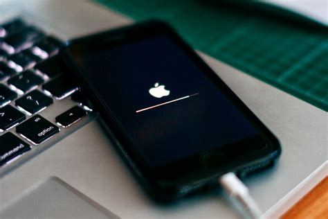 Решение проблем с подсветкой яблока на iPhone 12