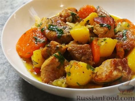 Шаги приготовления жаркого с мясом и картошкой на сковороде