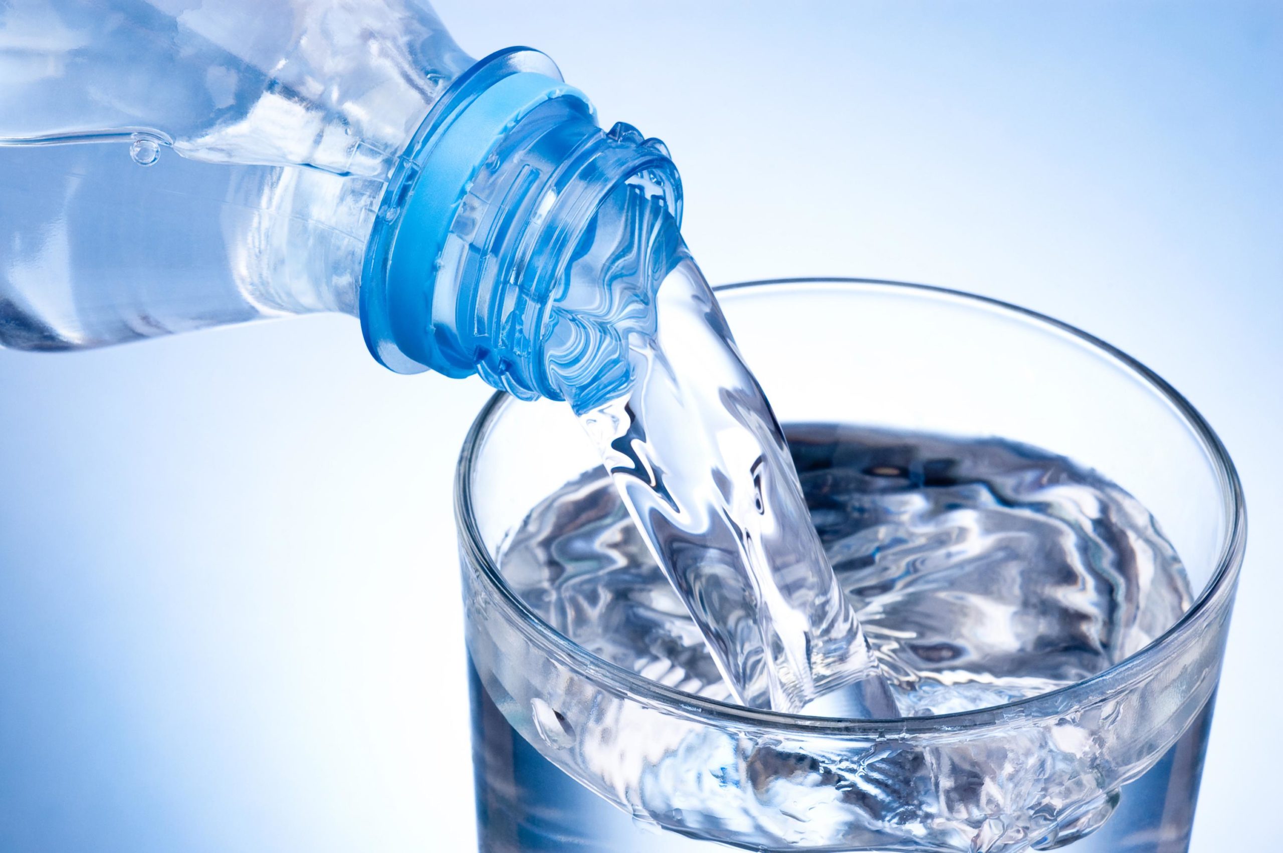 Питьевая вода самостоятельно. Чистая вода. Питьевая вода. Чистая питьевая вода. Бутылка для воды.